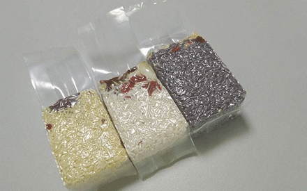 真空包裝袋為增加其性能通常采用多種材質(zhì)復(fù)合而成，常見的復(fù)合方法有：干法復(fù)合、擠出復(fù)合、共擠出復(fù)合、無溶劑復(fù)合、涂布復(fù)合、蒸鍍復(fù)合、熱熔膠復(fù)合等。其中干法復(fù)合是國內(nèi)復(fù)合真空包裝袋材料生產(chǎn)中應(yīng)用較為廣泛的，那么，真空包裝袋為什么大多采用干法復(fù)合？