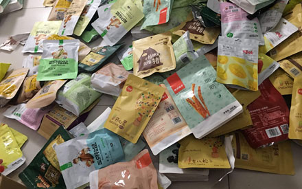 三只松鼠、良品鋪?zhàn)硬捎玫氖悄姆N食品包裝袋？